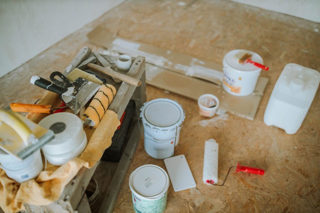 Panneau OSB en cours de peinture avec rouleau