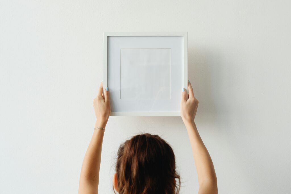 Décorer un mur blanc sans faire de trou